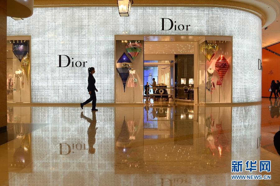 Une touriste dans un magasin hors taxe.