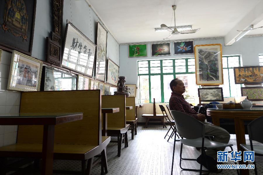 Une personne agée prend son petit-déjeuner dans la maison de thé Longhua.