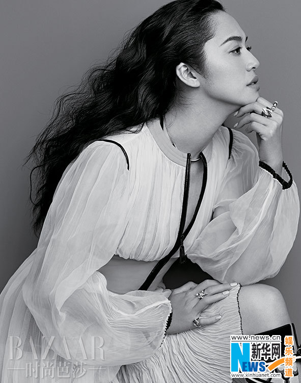 Yao Chen pose pour Harper's Bazaar 