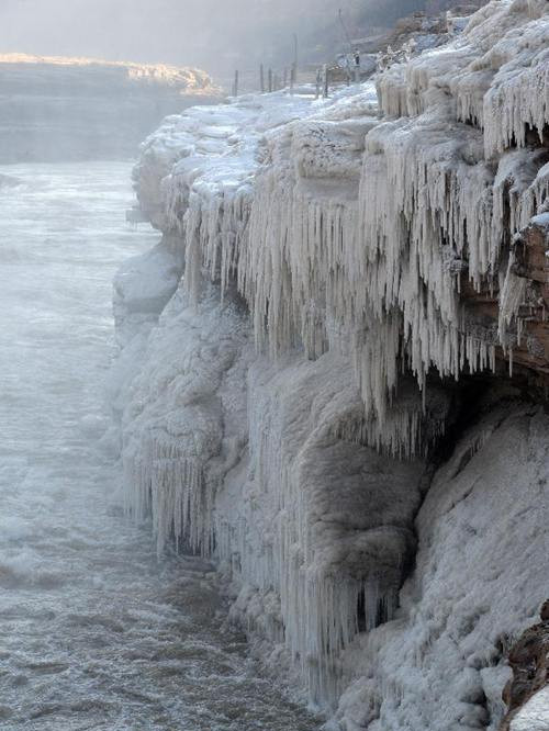 Bienvenue aux " cascades de jade de glace " de Hukou !