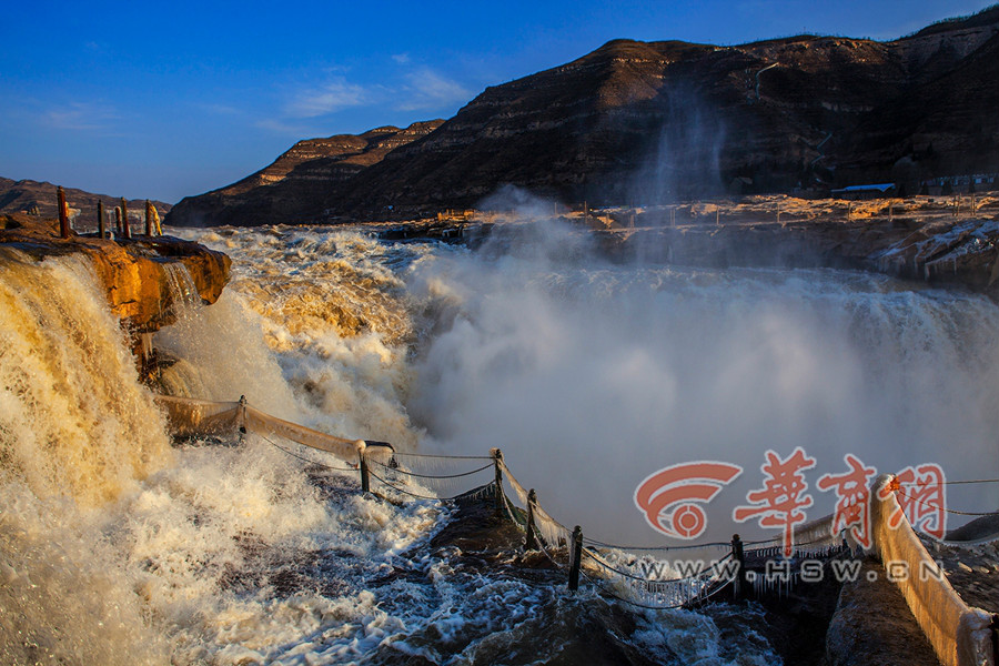 Bienvenue aux " cascades de jade de glace " de Hukou !