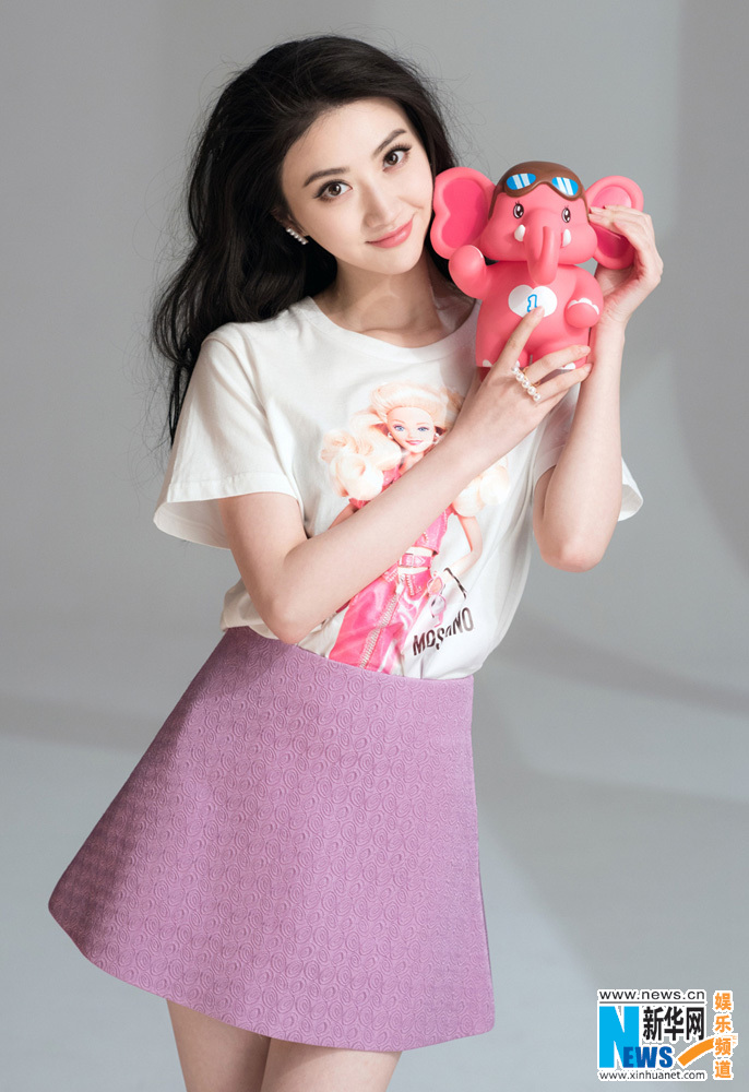 L'actrice chinoise Jing Tian pose pour le service public
