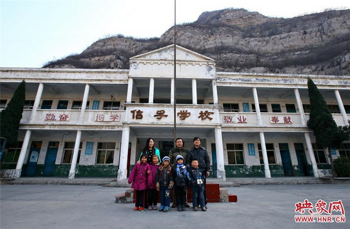 Une école de trois élèves et cinq enseignants