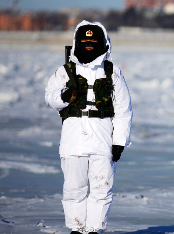 Ces sentinelles qui bravent le froid cruel pour la sécurité de leur pays