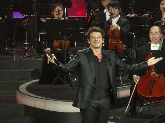 Patrick Bruel chante en chinois à Beijing