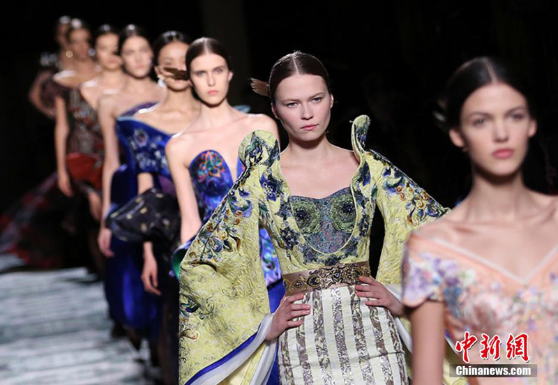 Le 27 janvier (heure locale), à la Fashion Week haute couture femmes de Paris, le créateur chinois Lawrence Xu dévoile sa nouvelle collection ? Dunhuang ?.