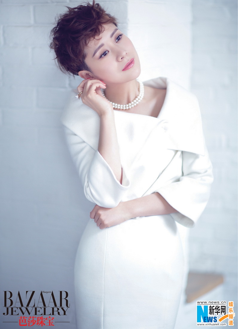 L'actrice chinoise Hai Qing pose pour un magazine