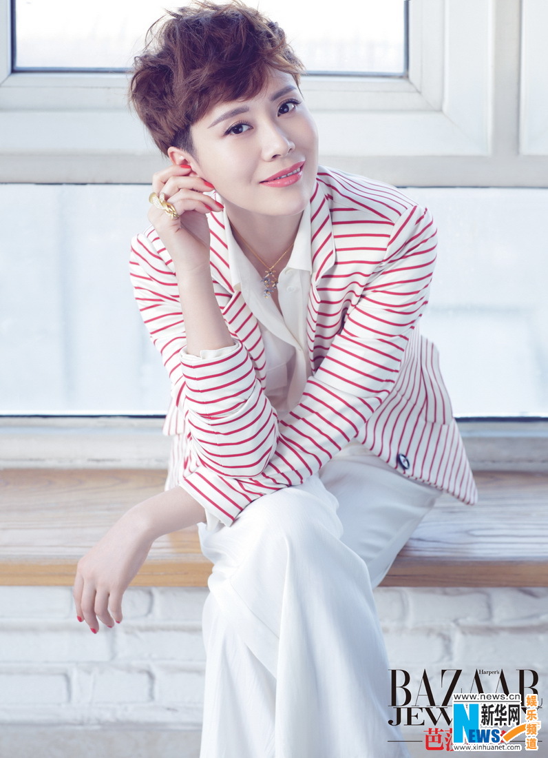 L'actrice chinoise Hai Qing pose pour un magazine