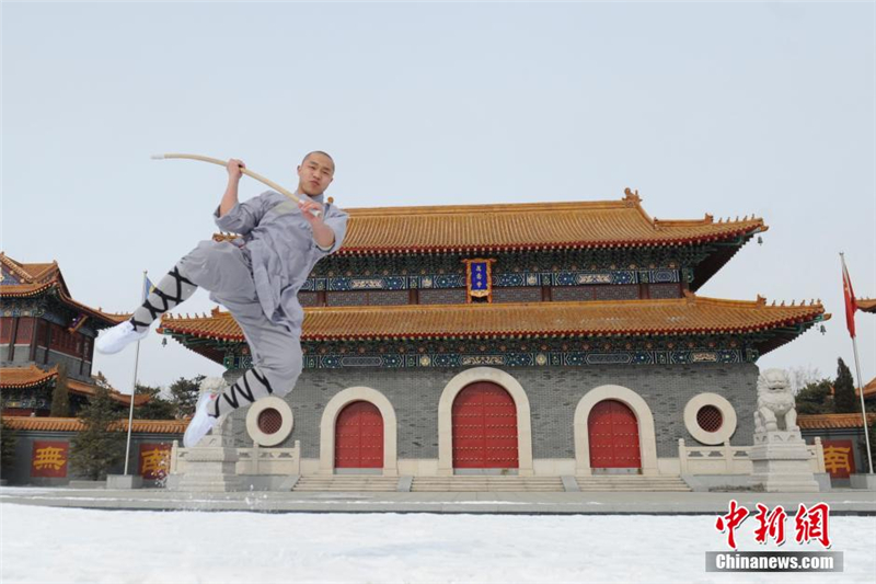 Des moines guerriers Shaolin s'entra?nent dans la neige 