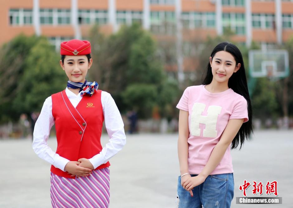 En uniforme ou en civil, comment préférez-vous ces h?tesses de l'air ?