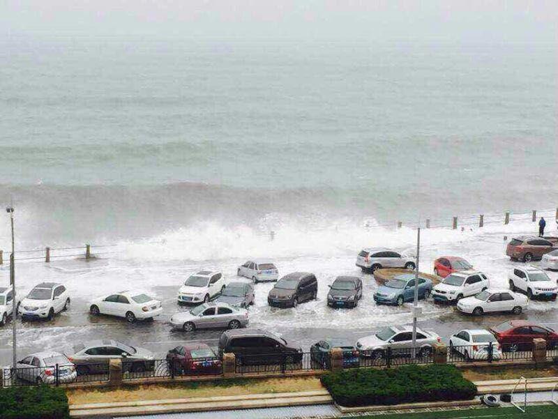 De grandes vagues renversent des voitures à Qingdao
