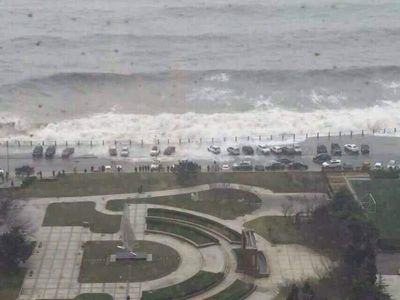De grandes vagues renversent des voitures à Qingdao