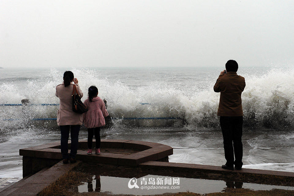 De grandes vagues renversent des voitures à Qingdao