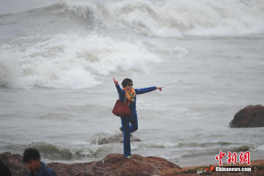De grandes vagues renversent des voitures à Qingdao