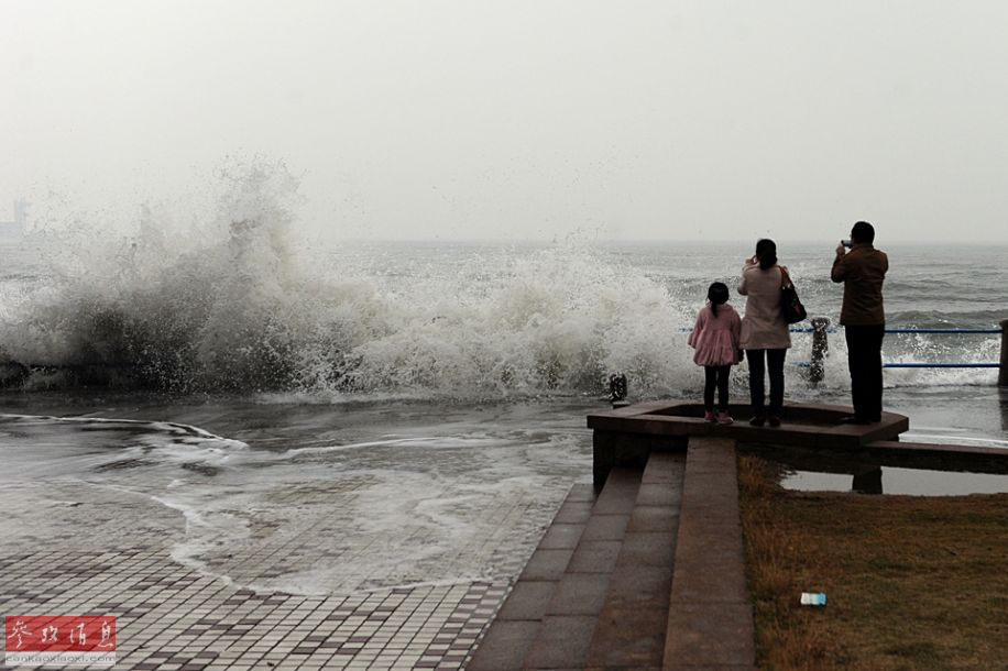 De grandes vagues renversent des voitures à Qingdao