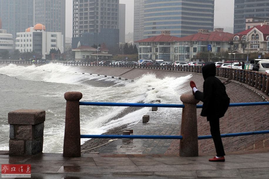 De grandes vagues renversent des voitures à Qingdao