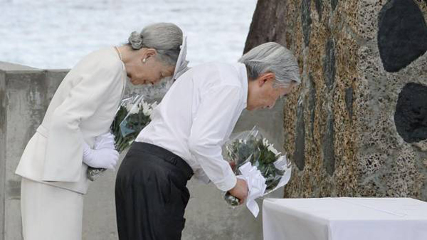 L'Empereur du Japon prie pour les soldats américains et japonais sur une ?le du Pacifique