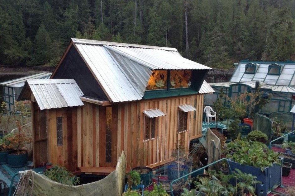 Le bonheur d'un couple canadien les pieds dans l'eau 