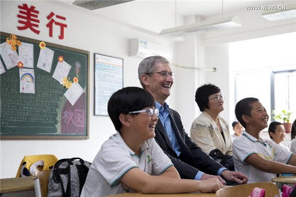 Tim Cook assiste à une le?on à l'école primaire de l'Université de Communication de Chine, le 12 mai 2015. [Photo / Xinhua]