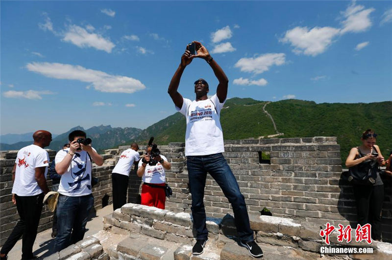 Les athlètes de premier plan Colin Ray Jackson, Michael Johnson et Mike Powel visitent la Grande Muraille à Beijing le 15 mai 2015.