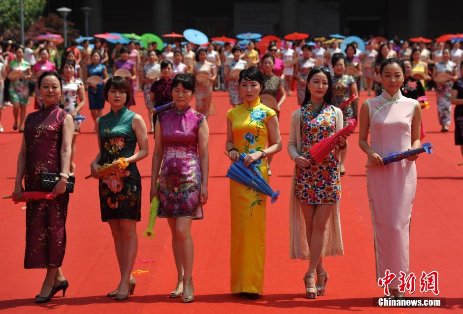 Des femmes revêtent des cheongsams pour un record Guinness