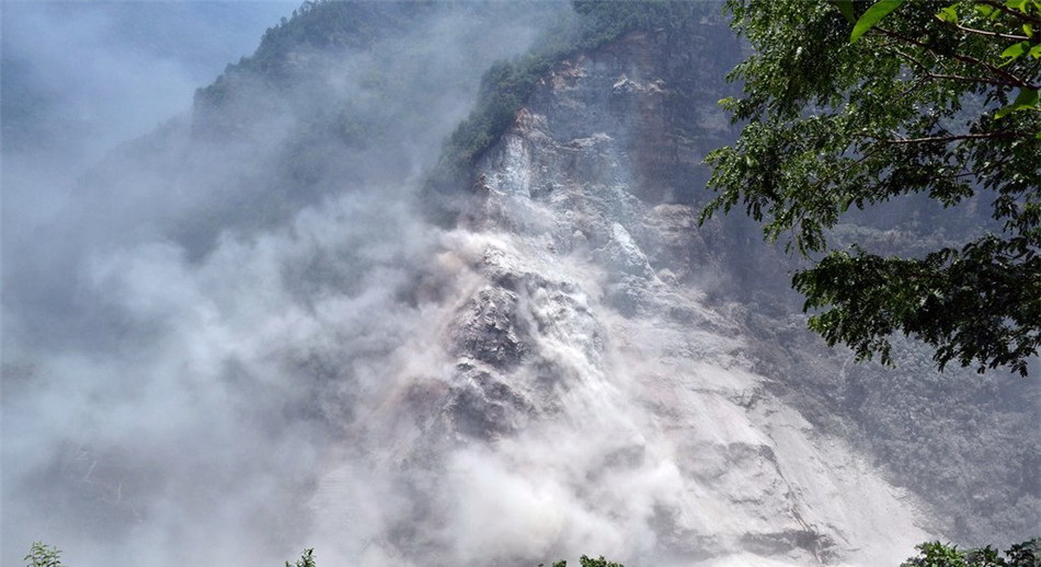 Les dernières images du glissement de terrain au Népal