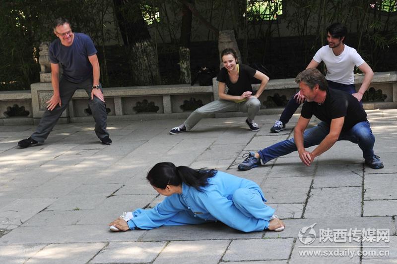 Photos : des touristes fran?ais apprennent le tai-chi dans un parc de Xi’an