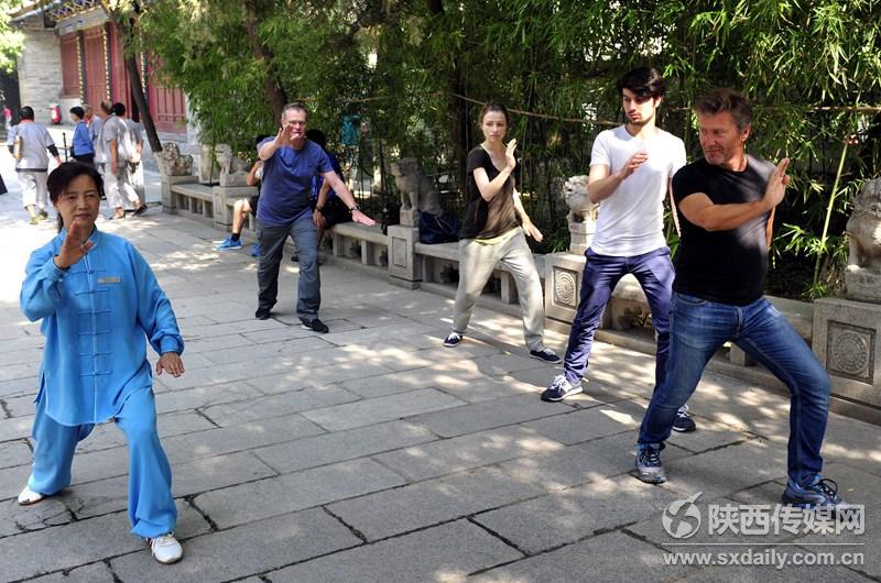 Le 24 mai, alors qu’ils visitaient la petite pagode de l’Oie sauvage (Xiaoyan Ta) à Xi’an, dans la province du Shaanxi (centre), quatre touristes fran?ais manifestement charmés par les démonstrations de tai-chi de cette spécialiste, se sont arrêtés pour apprendre quelques gestes avec elle.