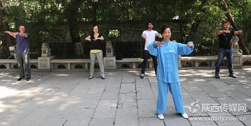 Photos : des touristes fran?ais apprennent le tai-chi dans un parc de Xi’an