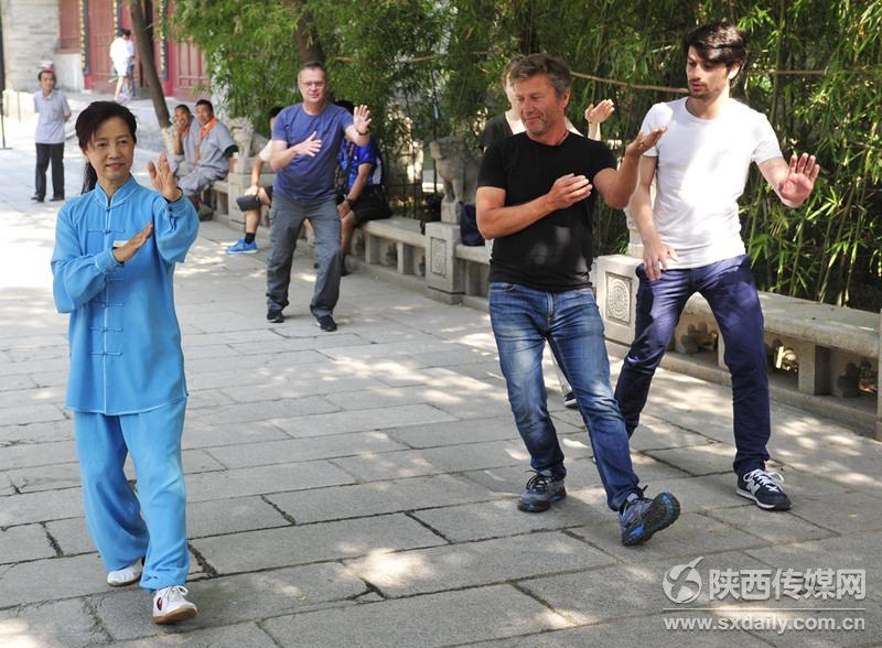 Photos : des touristes fran?ais apprennent le tai-chi dans un parc de Xi’an