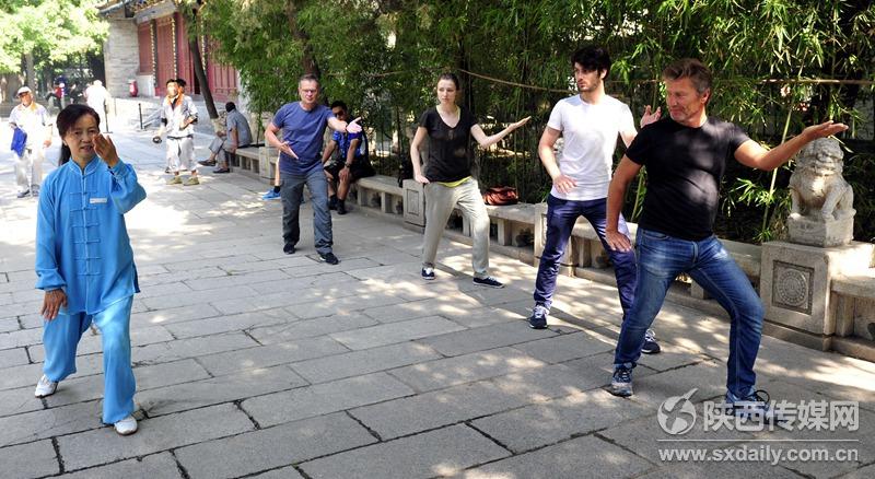 Photos : des touristes fran?ais apprennent le tai-chi dans un parc de Xi’an