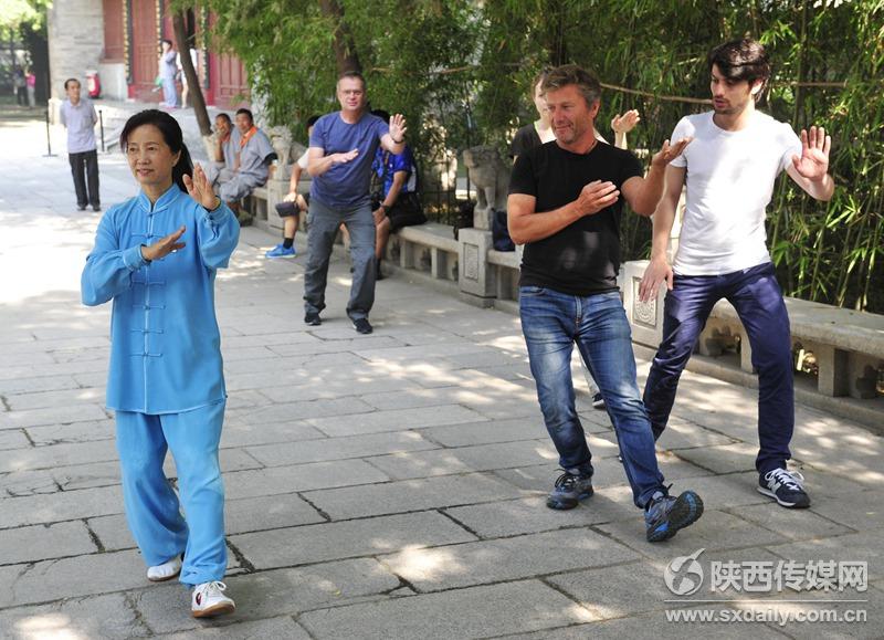 Photos : des touristes fran?ais apprennent le tai-chi dans un parc de Xi’an