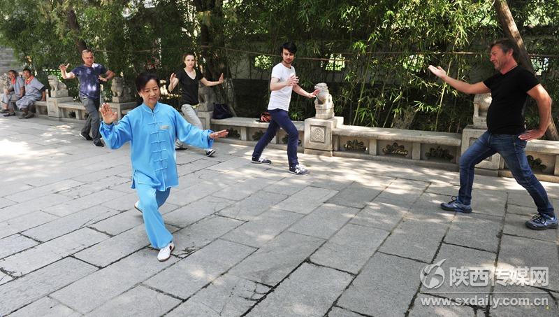 Photos : des touristes fran?ais apprennent le tai-chi dans un parc de Xi’an