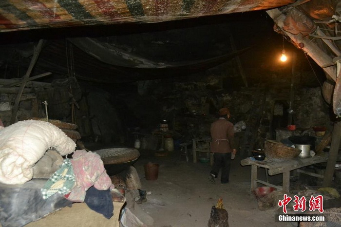 Ils vivent dans une grotte depuis près de 50 ans