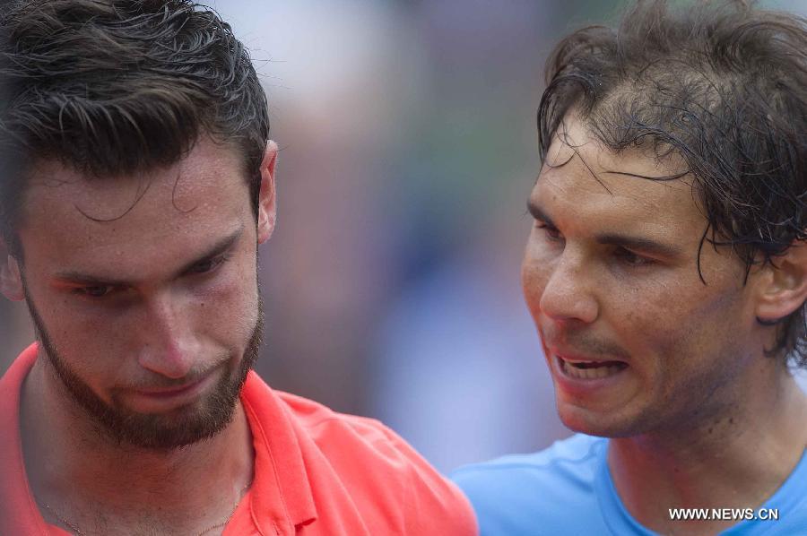 L'Espagnol Rafael Nadal lors du premier tour du Tournoi de Roland-Garros, le 27 mai 2015 à Paris. Nadal (D) a remporté le match 3-0, à Roland-Garros, contre le Fran?ais Quentin Halys (G). (Xinhua/Chen Xiaowei) 