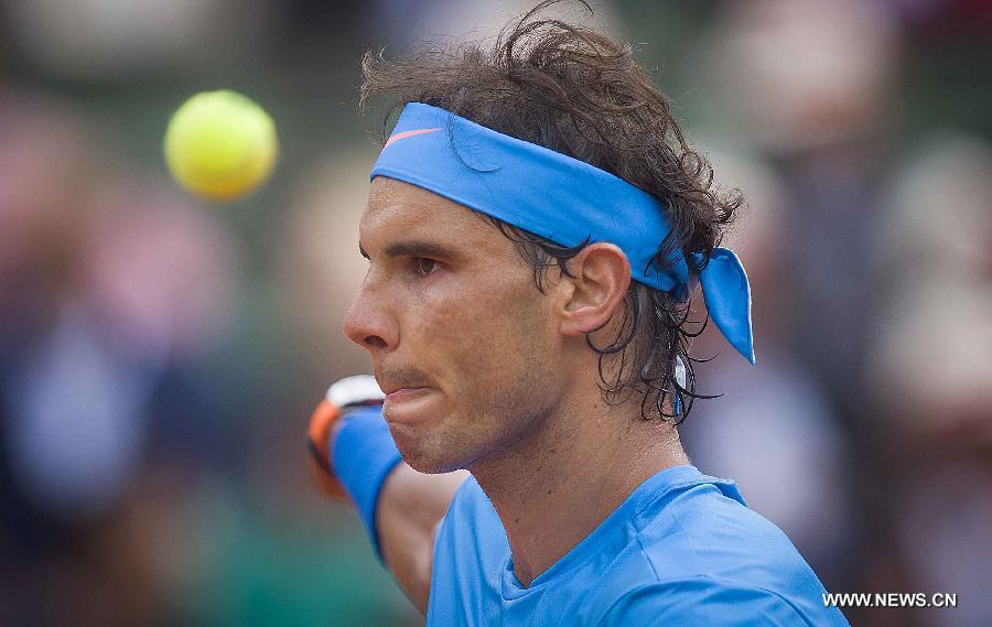 L'Espagnol Rafael Nadal lors du premier tour du Tournoi de Roland-Garros, le 27 mai 2015 à Paris. Nadal a remporté le match 3-0, à Roland-Garros, contre le Fran?ais Quentin Halys. (Xinhua/Chen Xiaowei) 