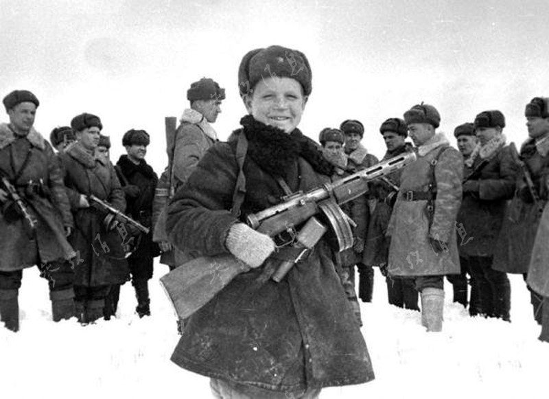 A peine agé de 15 ans, ce jeune soldat de l'Armée Rouge porte un pistolet-mitrailleur PPsh.