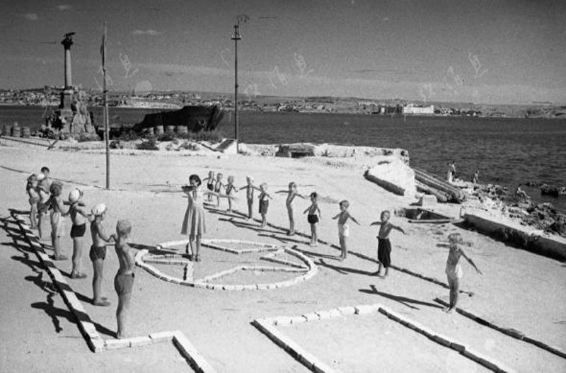 A Sébastopol, après la libération, des enfants de la région font leurs exercices du matin.