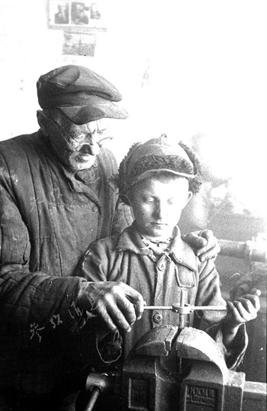 Un jeune apprenti soviétique, en 1943.