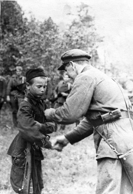 Un jeune partisan décoré, en 1942.