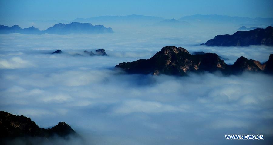 Photos - la mer de nuages au-dessus d'un réservoir