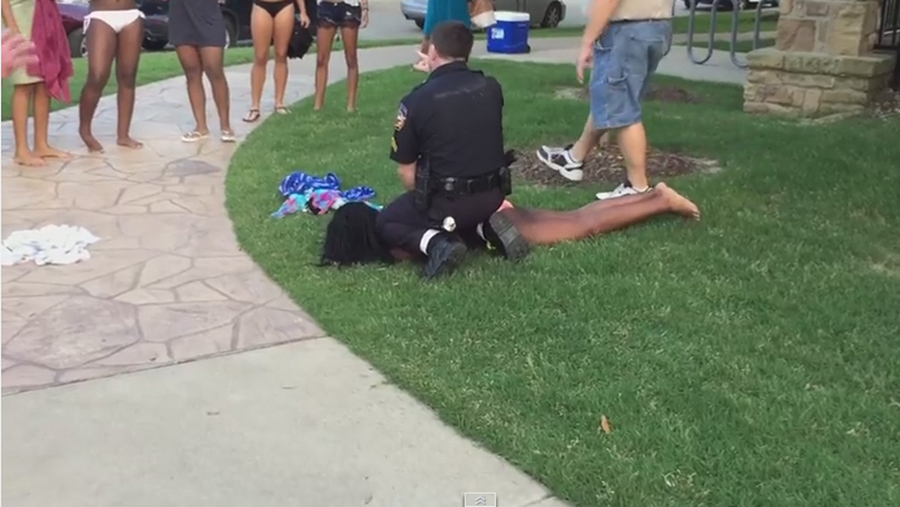 Texas : Un policier suspendu après une action musclée contre des ados noirs