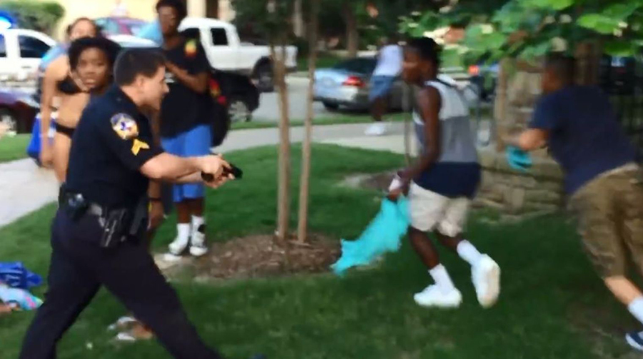 Texas : Un policier suspendu après une action musclée contre des ados noirs