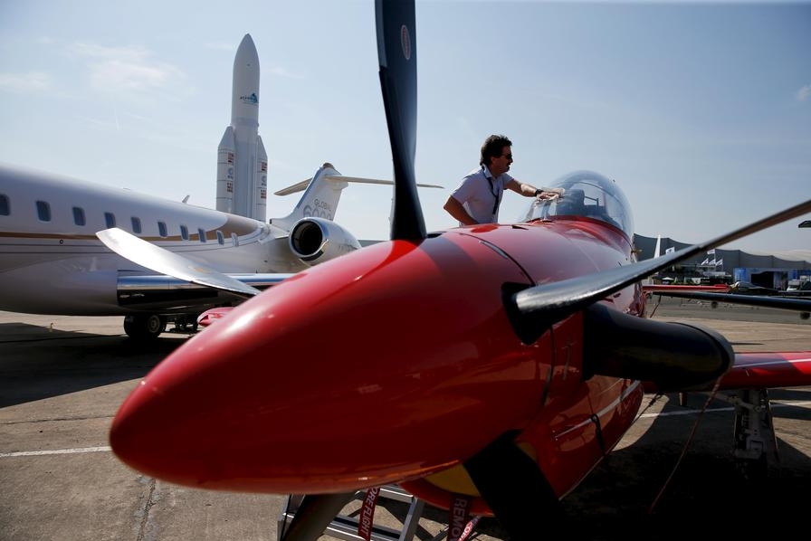 Un ouvrier nettoie la verrière d'un Pilatus PC-21. [Photo / Agences]