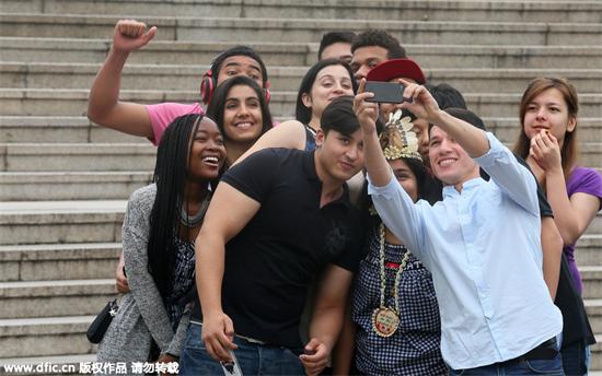 Des étudiants étrangers de l'Université normale de Nanjing prennent une photo pour la cérémonie de remise de dipl?mes.