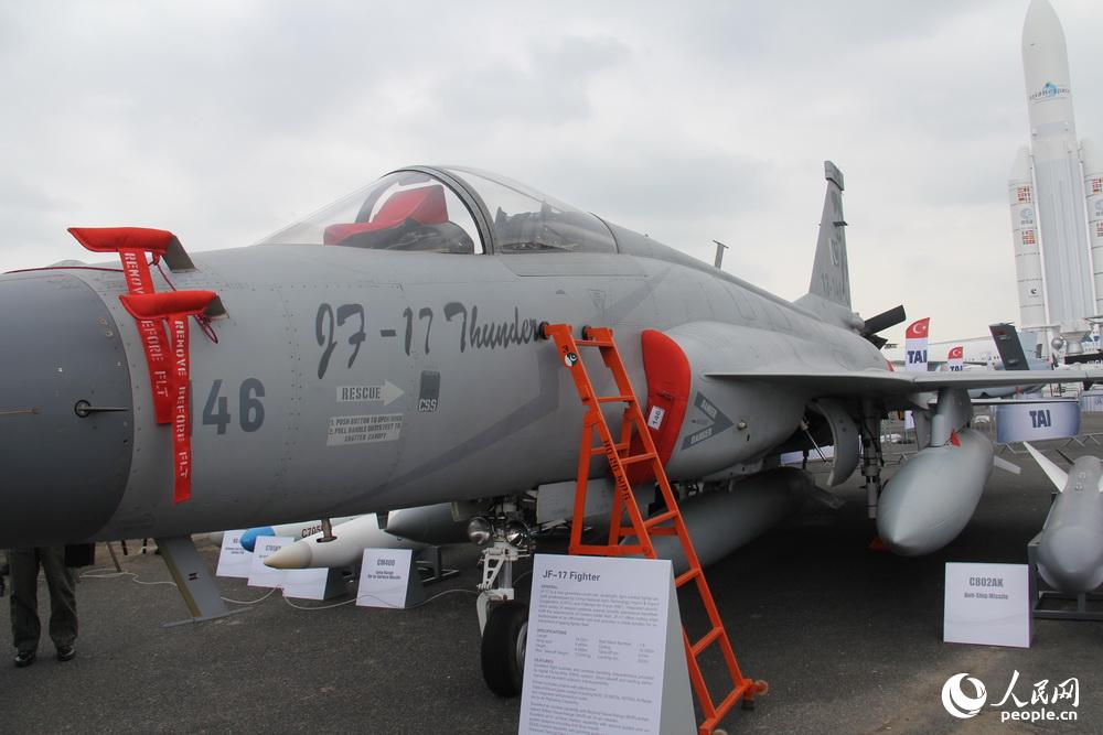 Débuts en vol du chasseur chinois Xiaolong au Salon du Bourget