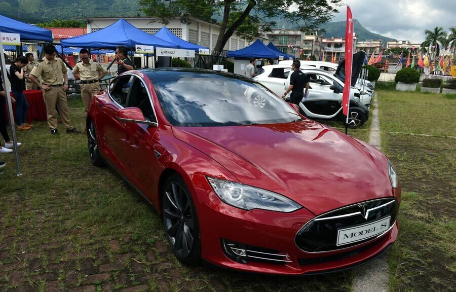 Les véhicules électriques vedettes d'un carnaval à Hong Kong