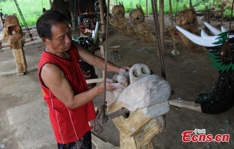 Zhou Chengyun, un artisan, met la touche finale à une sculpture qui sera utilisée dans une course de bateaux-dragons, dans le comté de Daoxian de la province du Hunan, en Chine centrale. Quelques jours avant la Fête des bateaux-dragons du 20 juin, Zhou et sa femme se sont lancés dans une course contre la montre afin de fabriquer cinq nouvelles têtes de dragon pour la course de bateaux et en rénover huit anciennes. Le comté de Daoxian est renommé pour sa fabrication de bateaux-dragons.
