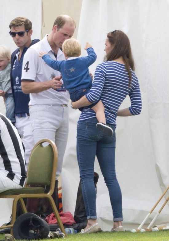 Le petit prince George regarde son père jouer au polo