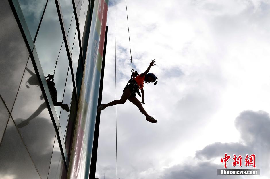 Beijing : un défilé ? vertical ? sur la fa?ade d'un immeuble
